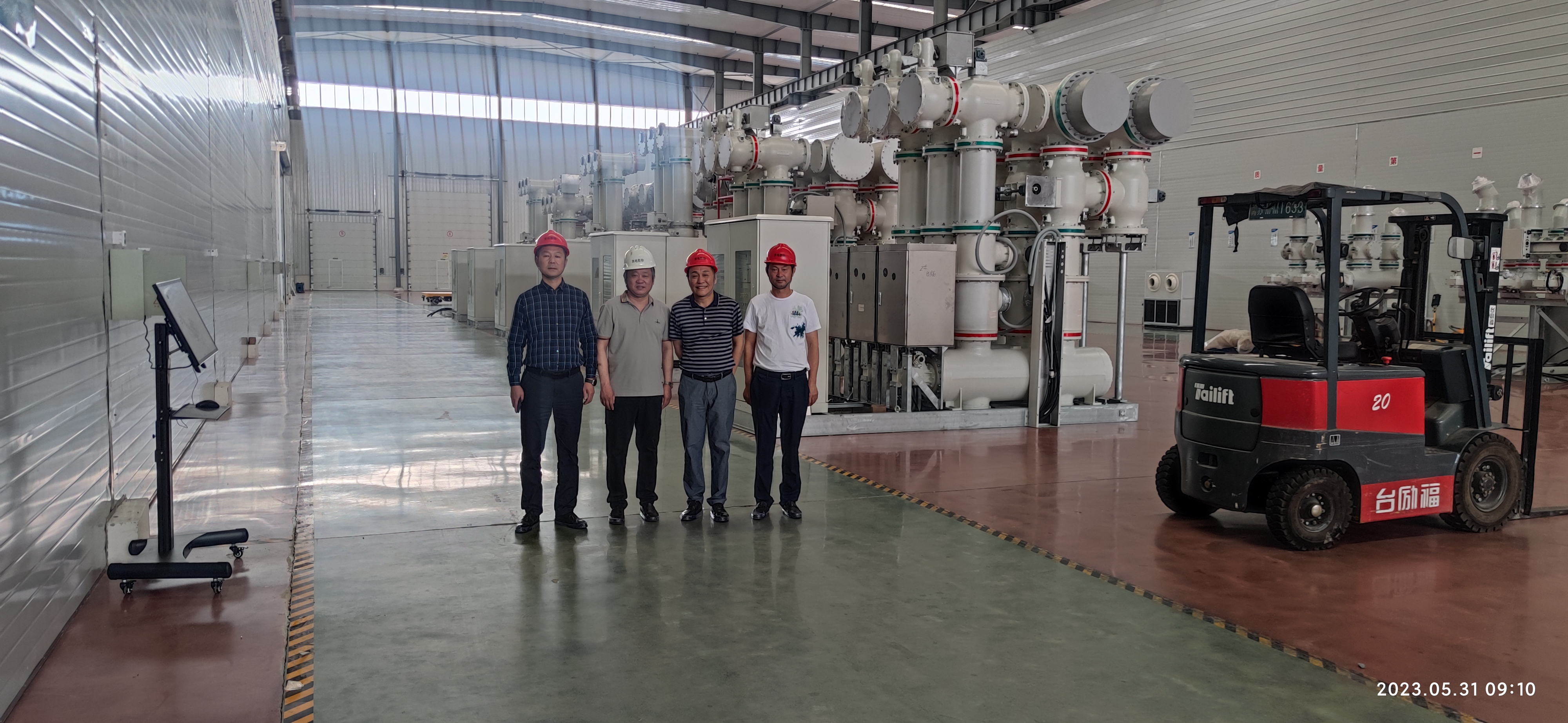 Customer group photo in workshop